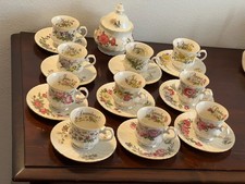 set di tazze e piattini da